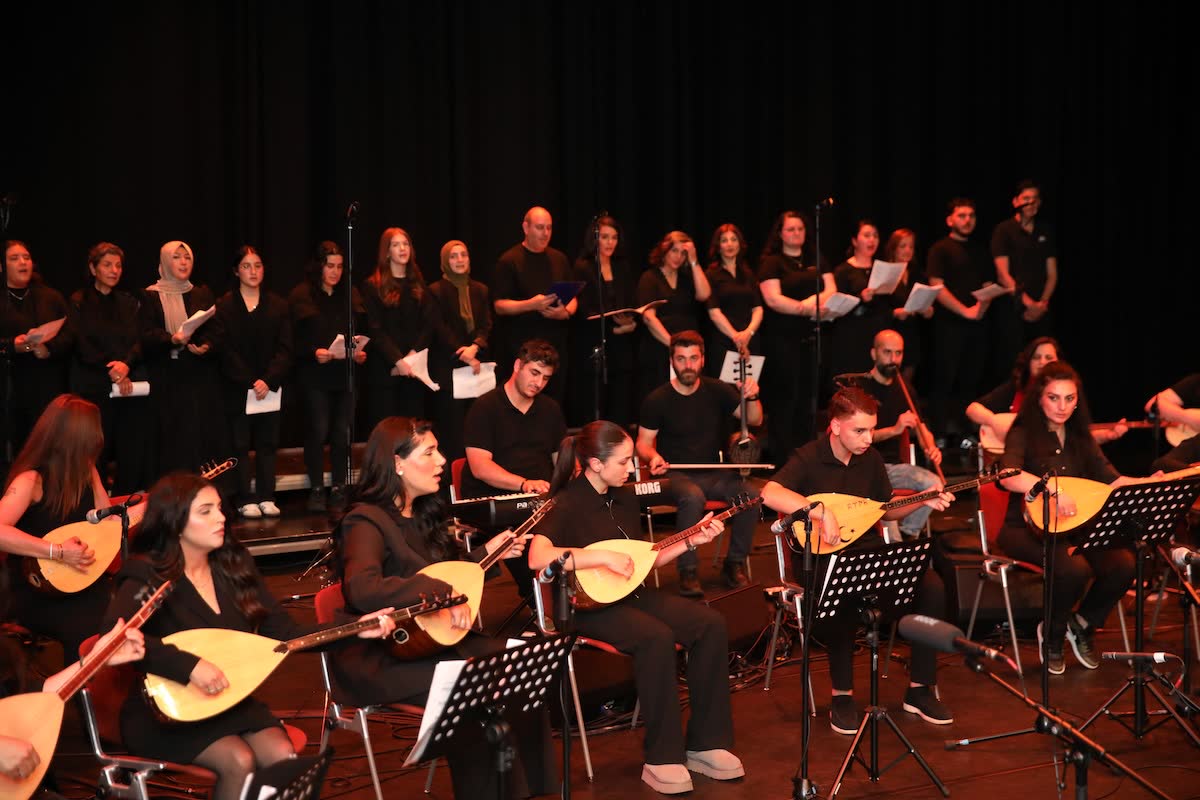 Ensemble with bağlamas and choir on stage